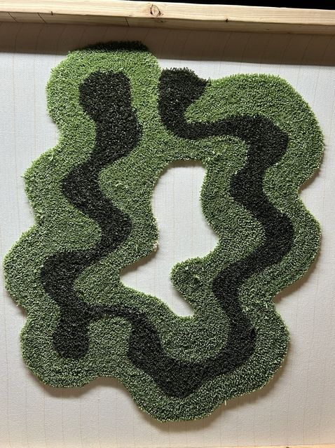 All green layers tufted, center still empty